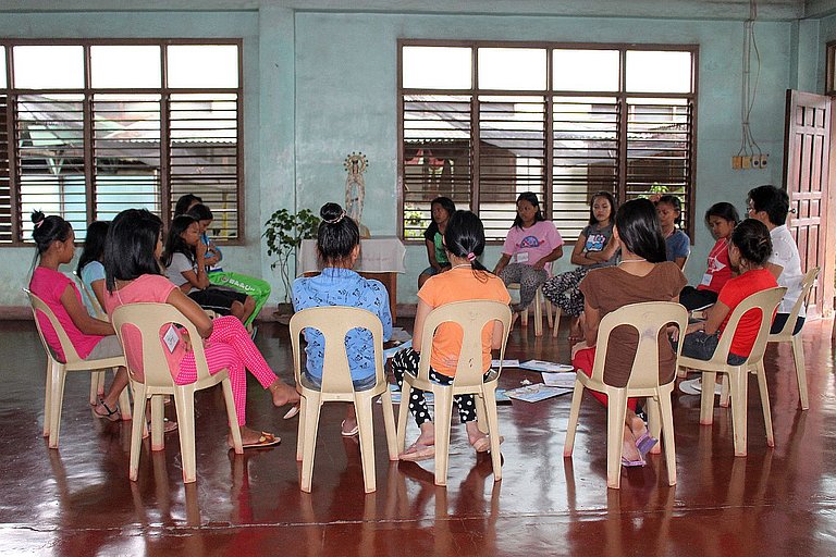 Eine Gruppentherapie von unserer Partnerorganisation Talikala für Mädchen, die Opfer sexueller Misshandlung wurden. (Foto: AWO International)