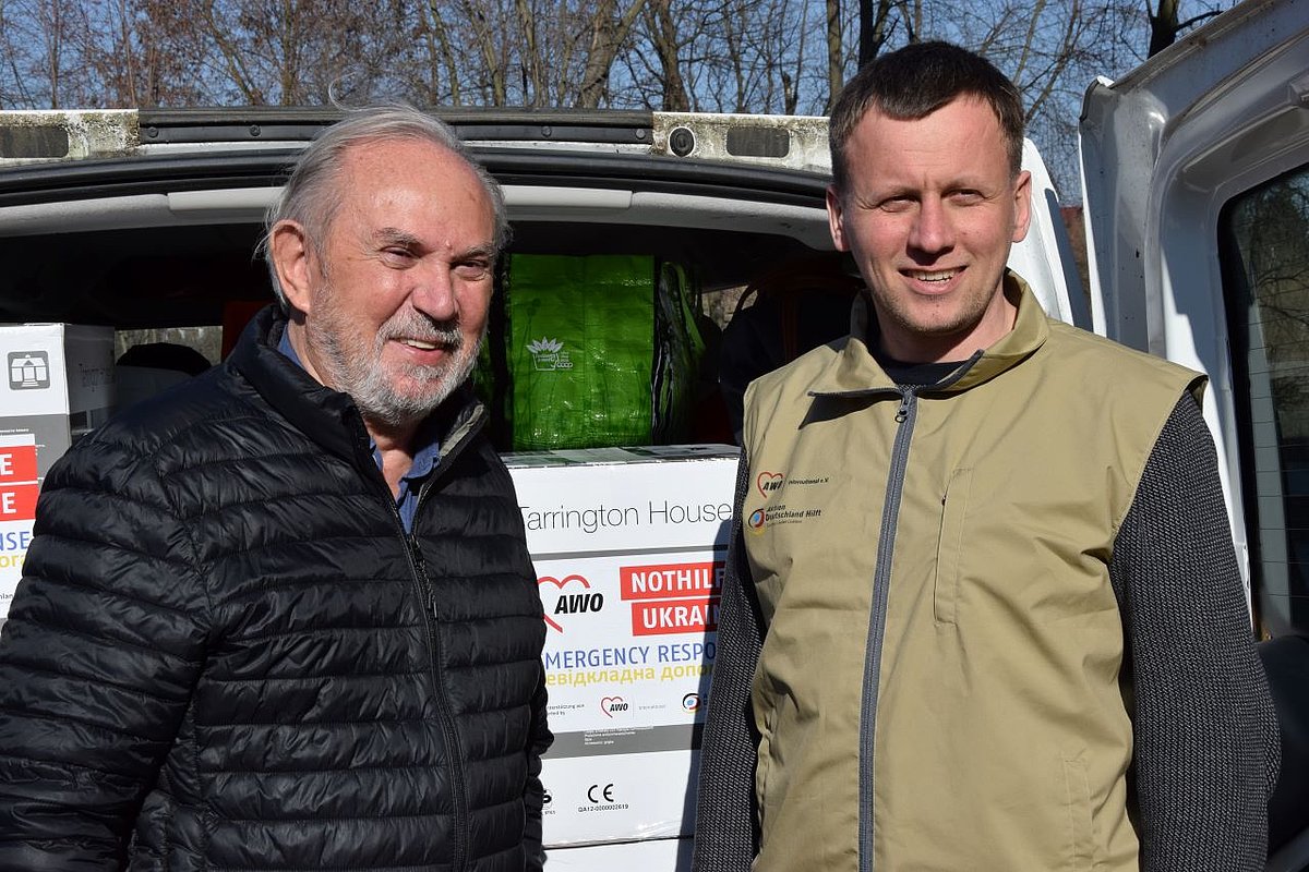 Yuriy Lopatynsky, Geschäftsführer unserer ukrainischen Partnerorganisation aus Lwiw, steht zusammen mit Wolfgang Schindele (AWO BV Oberbayern) vor einem voll geladenen Transporter mit Hilfsgütern).