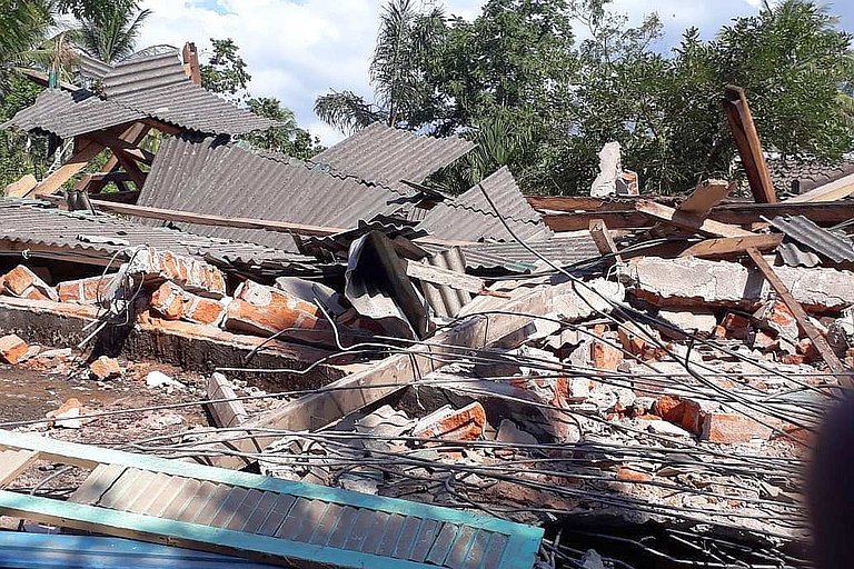 Ein komplett zerstörtes Haus im Norden der Insel Lombok. (Foto: AWO International)