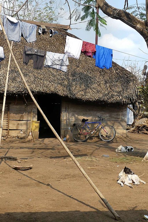 In der Gemeinde Caserío Los Ángeles ist die Armut auf den ersten Blick sichtbar: Die Wände der Hütten bestehen aus Holz oder Bambusstäben, Palmenblätter bilden das Dach. 