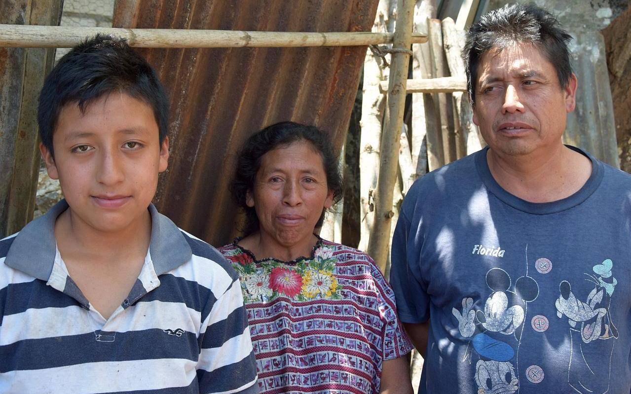 Luis lebt mit seiner Familie in einer kleinen Gemeinde am See Atiltán. Gemeinsam mit seiner Familie nimmt er einem inklusiven Katastrophenvorsorgeprojekt teil. (Foto: AWO International)