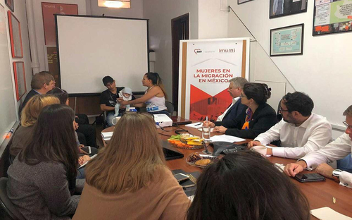 Versammlung mit deutschen Bundestagsabgeordneten, die einen Vortrag über die politische Situation in Mexiko in Bezug auf Menschenrechte und Menschenrechtsaktivisten erhalten (Foto: IMUMI)