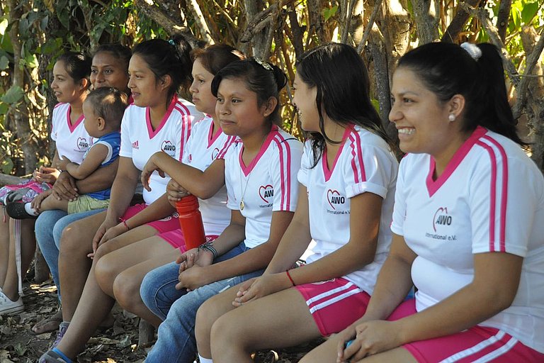 Die Fußballerinnen aus Canton El Tigre in El Salvador präsentieren sich bei Turnieren in ihren von AWO International finanzierten einheitlichen Sportoutfits als Team. 
