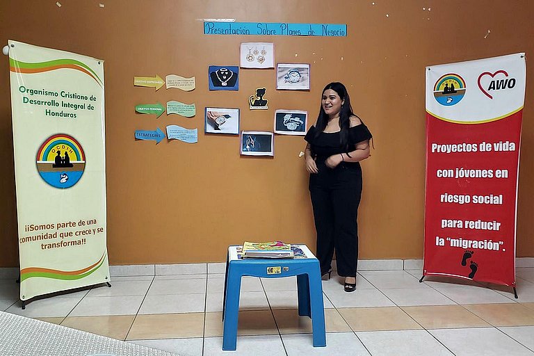The young woman presents her business plan for founding her own company (Photo: AWO International)