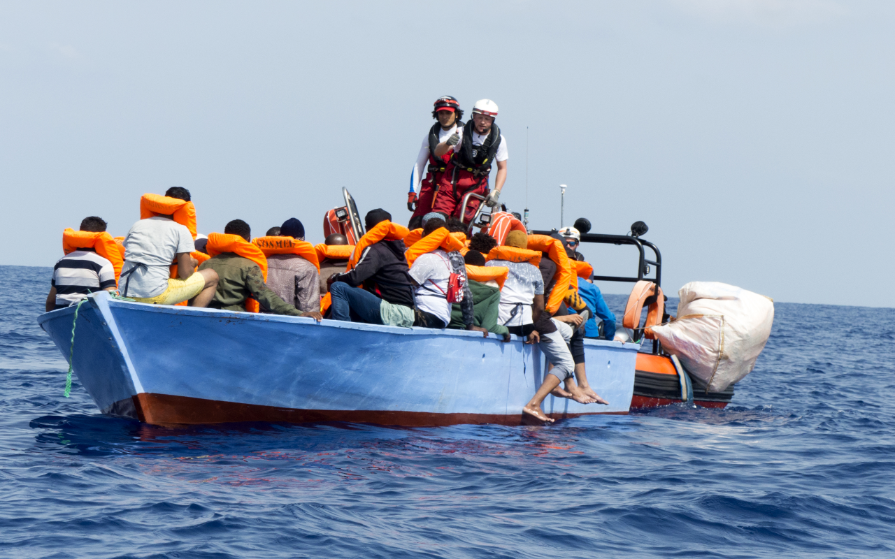Die Crew der Ocean Viking bei einem Rettungseinsatz im Mittelmeer (Foto: Laurence Bondard/SOS MEDITERRANEE)