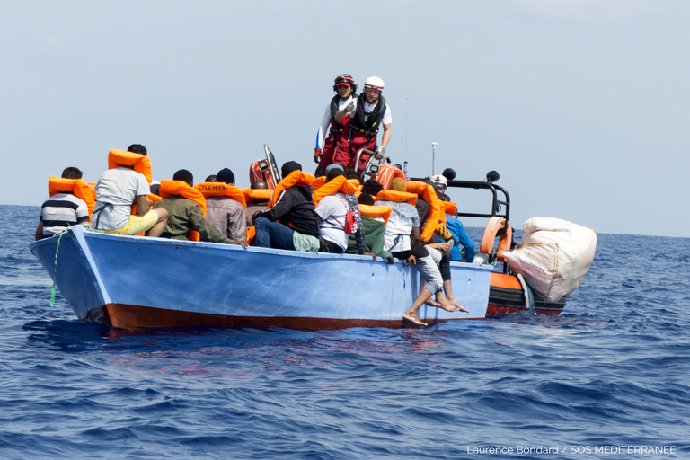 Die Crew der Ocean Viking bei einem Rettungseinsatz im Mittelmeer (Foto: Laurence Bondard/SOS MEDITERRANEE)