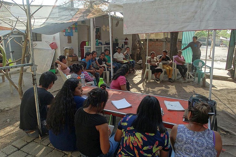 The families receive further training on prevention and behaviour in crisis situations. (Photo: AWO International)