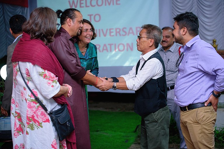 Mehr als 60 Vertreter*innen unserer Partnerorganisationen, befreundeten Organisationen, Repräsentant*innen der Deutschen Botschaft in Kathmandu und auch einige ehemalige Kolleg*innen waren bei der Feier dabei! (Foto: AWO International)