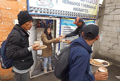 Migranten im Transit werden von der Herberge La Sagrada Familia mit einer warmen Mahlzeit versorgt (Foto: UMUN)