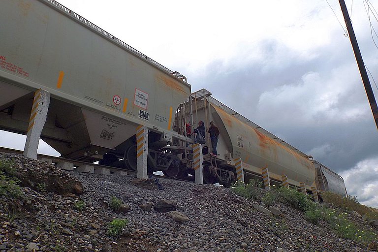 Der Fahrt auf dem Güterzug „La Bestía" ist sehr gefährlich. (Foto: AWO International)