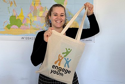 Eine Frau hält die Bildungsbag in den Händen