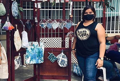 Indira Fuentes gründete das Kleinunternehmen CORTEZA, mit dem sie Stofftaschen, Rucksäcke und Masken herstellt. (Foto: AWO International)