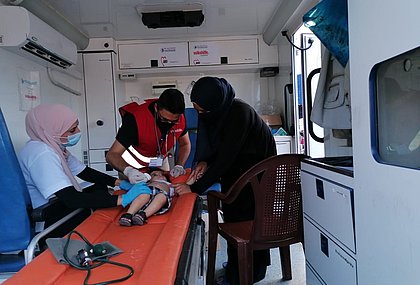 Die mobile Klinik kümmerte sich in den ersten zehn Tagen nach der Explosion um Verletzte (Foto: Mousawat/AWO International)