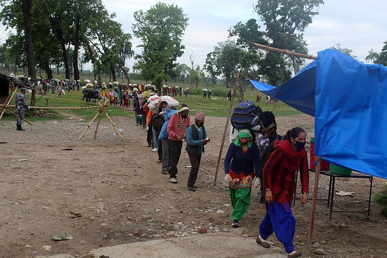 Arbeitsmigrant*innen kehren aus Indien in ihre Heimat Nepal zurück (Foto: AWO International/BEE Group)