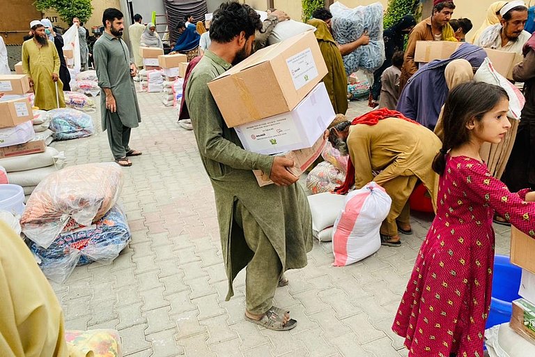 Afghanische Flüchtlinge erhalten Lebensmittel