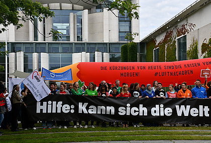 Mitarbeitende von AWO International, ONE und weiteren NROs demonstrieren 2025 gegen Kürzungen 