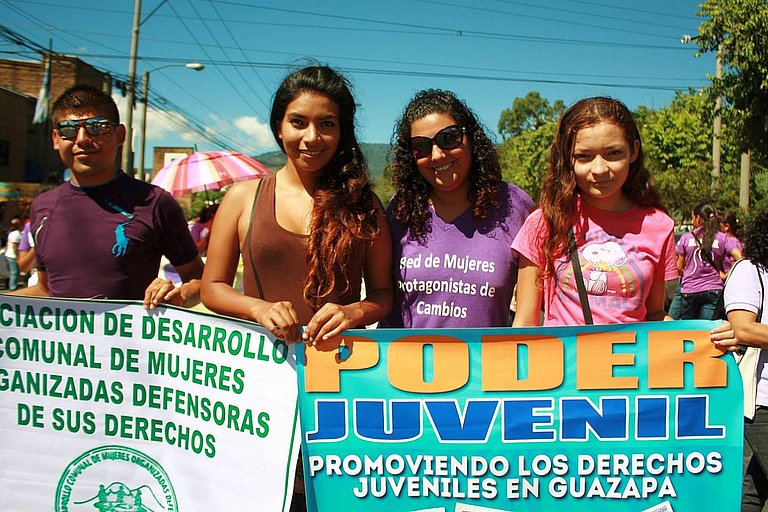 Young women - and men - in El Salvador demonstrate for more equality. (Photo: IMU)