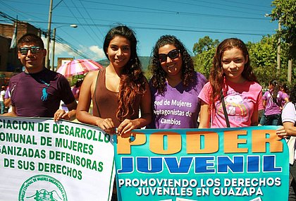 Young women - and men - in El Salvador demonstrate for more equality. (Photo: IMU)