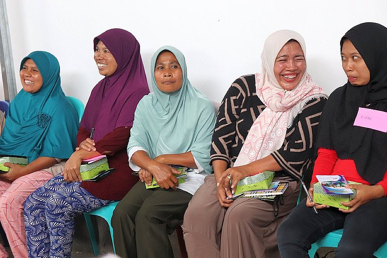 Participants in a training course for organisational management from our partner organisation PPK. The former migrant women want to work against human trafficking in community organisations. (Photo: AWO International)