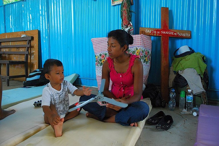 Migration in Mittelamerika: Eine Frau findet gemeinsam mit ihrem Kind Unterschlupf in einer Unterkunft für Migranten. 