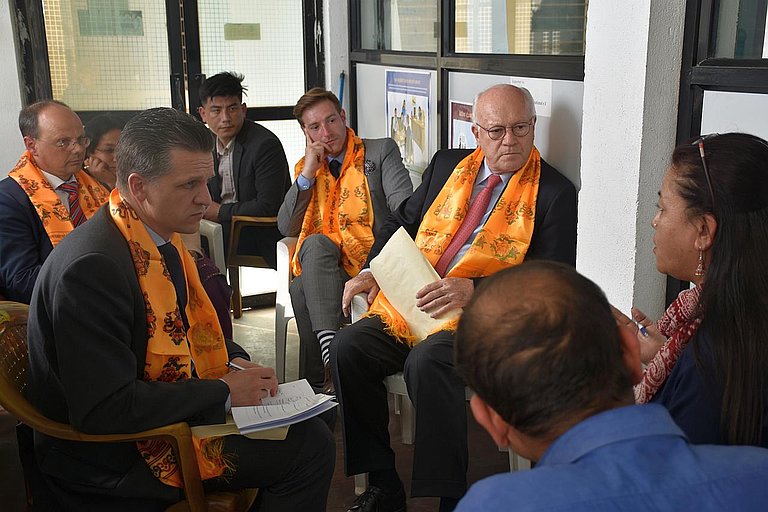 Diskussion mit den MdBs Dr. Hans-Peter Uhl und Thorsten Frei im Migrationsinformationszentrum am Busbahnhof von Kathmandu zum Thema sichere Migration. 