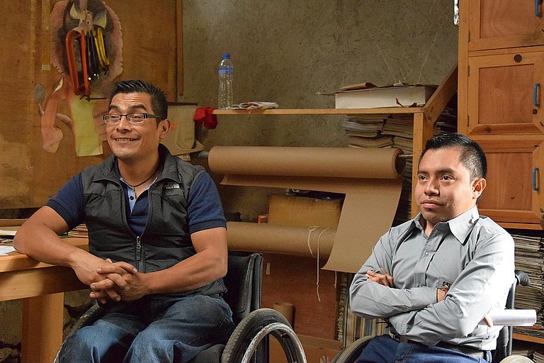 José Sosof (links) sitzt seit seinem 16. Lebensjahr im Rollstuhl, er hat schwere Schussverletzungen während eines Angriffs während des Bürgerkrieges in Guatemala erlitten. 