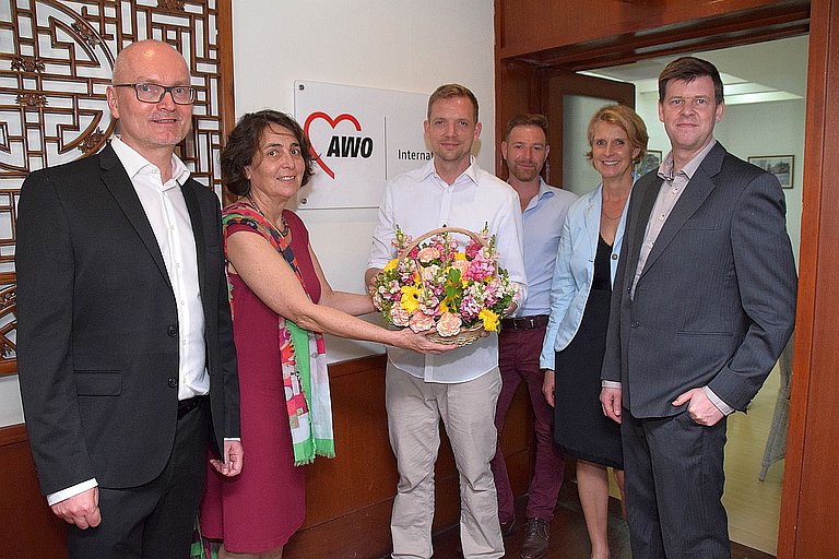 Ingrid Lebherz übergibt dem Büroleiter Jakob Littmann einen Blumenstrauß zur Eröffnung der Regionalbüros Südostasien. (Foto: Dexter Gamboa/AWO International)