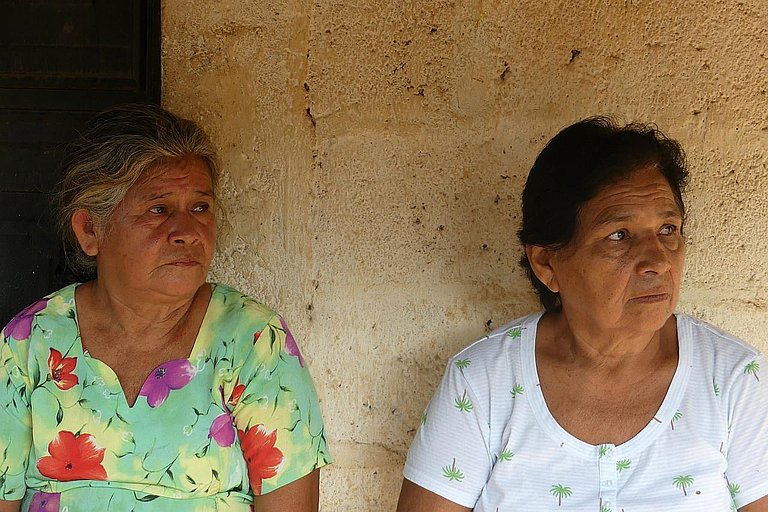 Soila (links) und Yudy (rechts) sind Mitglieder des lokalen Krisenkomitees (COLRED) in der Gemeinde Colonia 20 de Octubre. (Foto: AWO International)