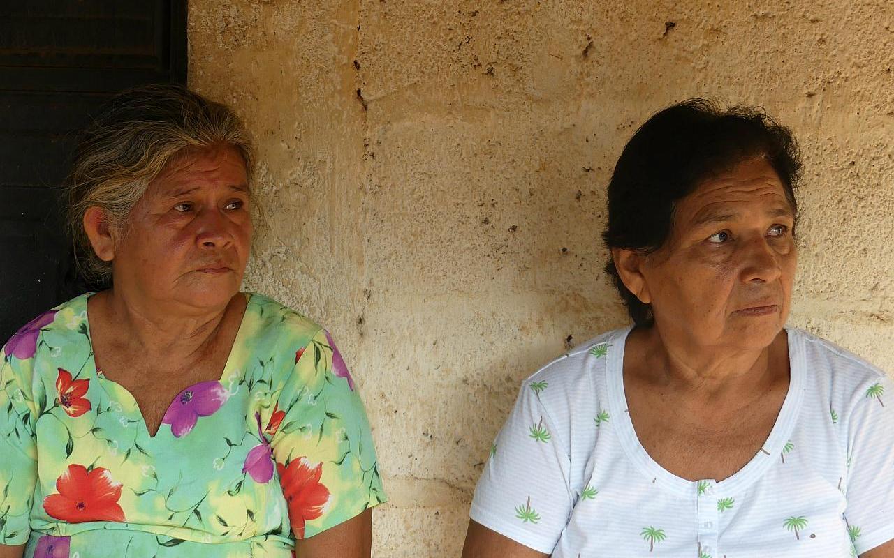 Soila (links) und Yudy (rechts) sind Mitglieder des lokalen Krisenkomitees (COLRED) in der Gemeinde Colonia 20 de Octubre. (Foto: AWO International)