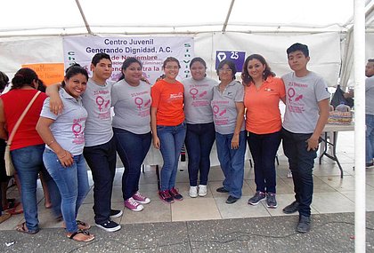 Mexiko: Auf einer Demonstration machen Multiplikator*innen von CJGD unter dem Titel „NiUnaMenos (Nicht eine weniger) auf die Gewalt gegen Frauen aufmerksam. 