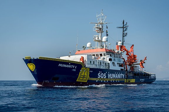 Das neue Schiff von SOS Humanity ist auf dem Meer. 