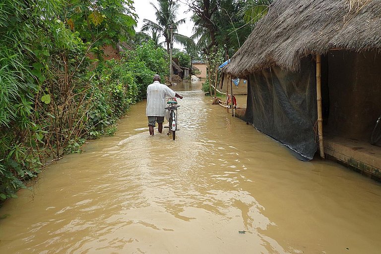 Überschwemmungen zerstören die Lebensgrundlage vieler Menschen. (Foto: AWO International)