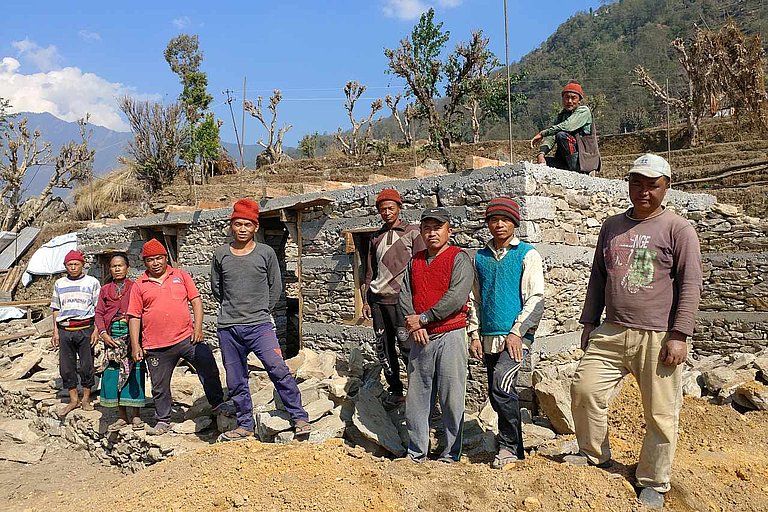 Mit einem Trainingsprogramm unterstützen wir Menschen bei Wiederaufbau. In den Kursen lernen die Teilnehmer*innen, wie Häuser erdbebensicher gebaut werden. (Foto: AWO International)