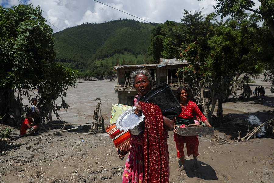 Zwei Frauen im Katastrophengebiet in Nepal