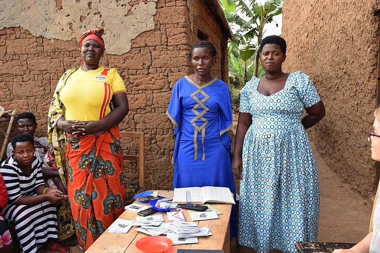 In Sparvereinen wird auf Dorfebene gemeinsam gespart, um auch in Notlagen auf Geldreserven zurückgreifen zu können. (Foto: AWO International)