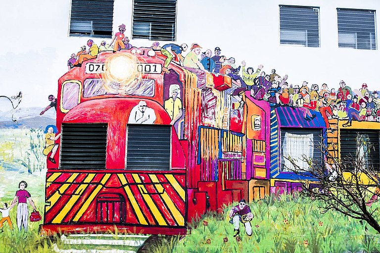 Das Fortbildungszentrum wurde von den Jugendlichen für den Filmdreh in eine Migrationsherberge verwandelt, die Außenfassade schmückt nun ein Wandbild mit dem Zug „La Bestía“. 