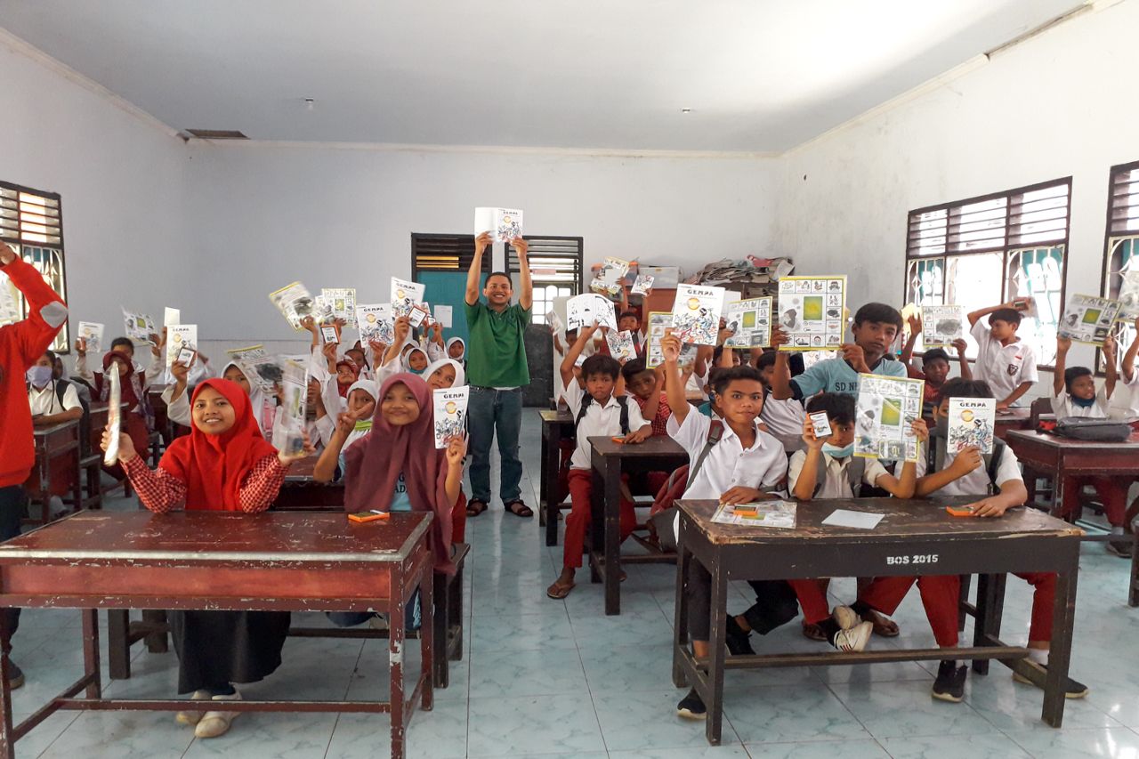 Auch Kinder werden in die Projekte einbezogen: Spielerisch lernen sie durch Comics, wie sie sich bei Erdbeben verhalten müssen (Foto: AWO International/Indonesien)