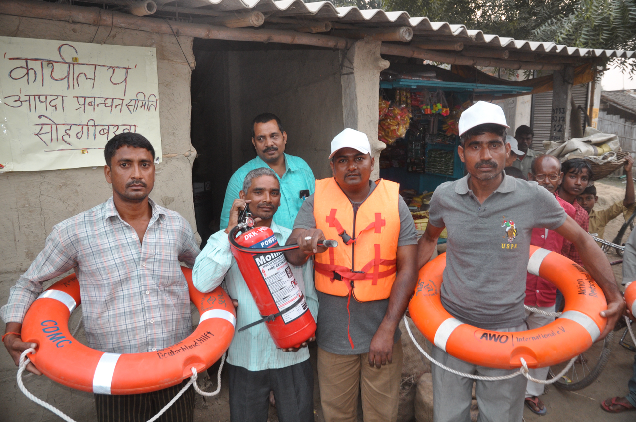 Damit die Menschen besser vor Überflutungen geschützt sind, stellen Rettungsringe zur Verfügung (Foto: AWO International/Indien)