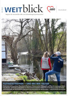 Das Bild zeigt das Cover eines Magazins mit der Aufschrift "weitblick: Flutkatastrophen und wie wir helfen". Ein Mann und eine Frau blicken auf einen Fluss. sie tragen Jacken mit der Aufschrift "AWO Emergency Respond" und "Hochwasserhilfe".