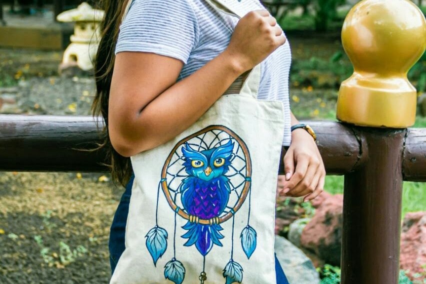 Sie stellt handbemalte, stylische Taschen 100% made in Nicaragua her